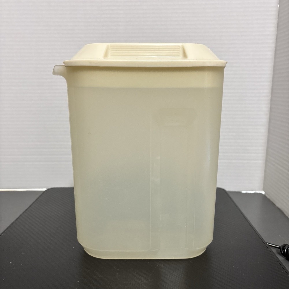 Vintage Rubbermaid Slim Servin Saver Beverage Container Pitcher 1 1/2 Qt